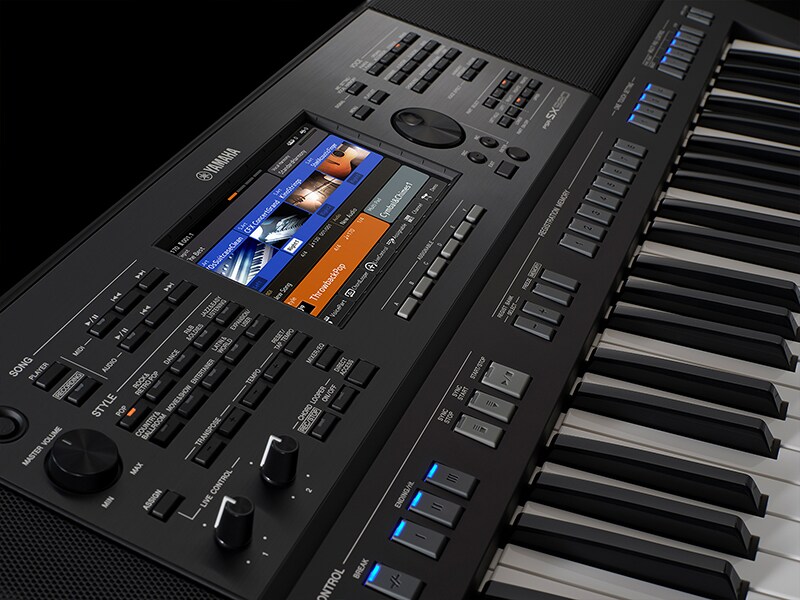 Fotografia do Yamaha Arranger Workstation PSR-SX720+ captada em perspetiva diagonal superior esquerda