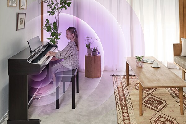 Ondas sonoras propagam-se a partir de um piano ARIUS numa sala de estar