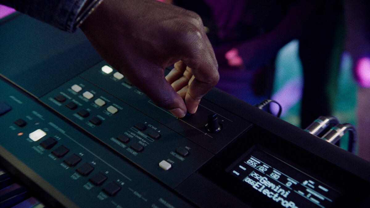 Pessoa a controlar o botão Live Control do PSR-E483