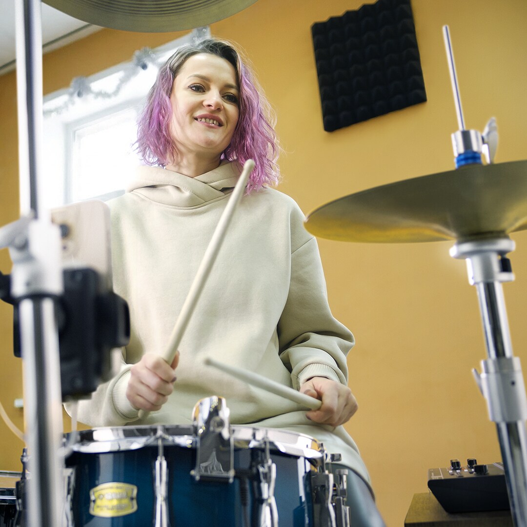 Baterista a tocar enquanto monitoriza uma mistura de bateria melhorada criada com o Yamaha EAD20.