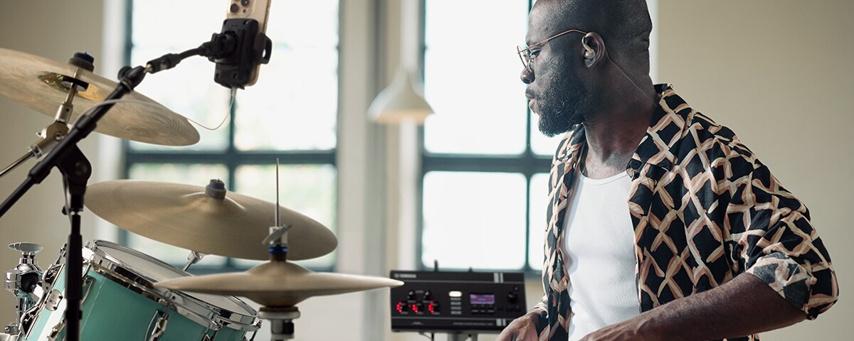 Bateria acústica ligada ao Yamaha EAD20 para praticar com faixas de apoio, faixas de clique e monitorização.