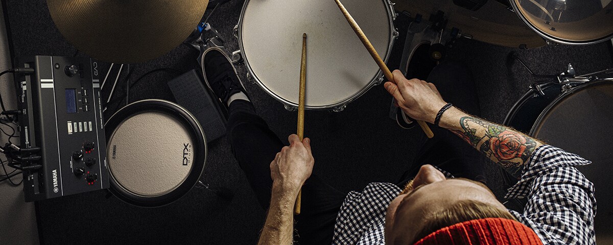 Baterista a utilizar o Yamaha EAD20 durante a atuação para controlo do som em tempo real e monitorização pessoal.