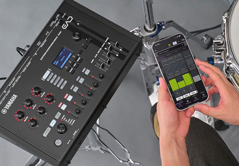 Utilizador a controlar o EAD50 através da aplicação EAD Touch