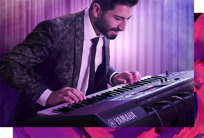 Um homem a tocar um teclado Yamaha Arranger Workstation, modelo PSR-A5000