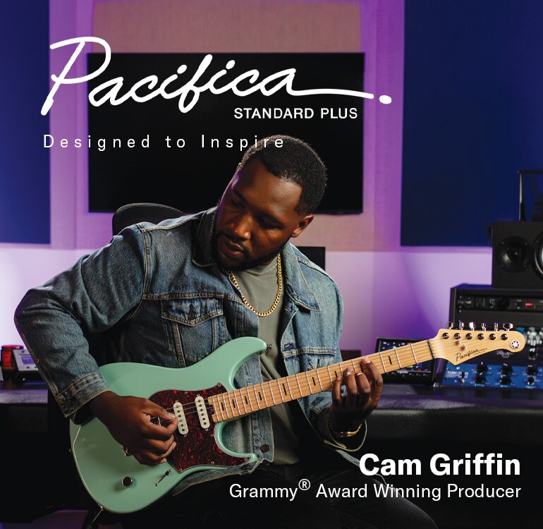 Cam Griffin a tocar a Pacifica Standard Plus 12 Sonic Blue num estúdio de gravação