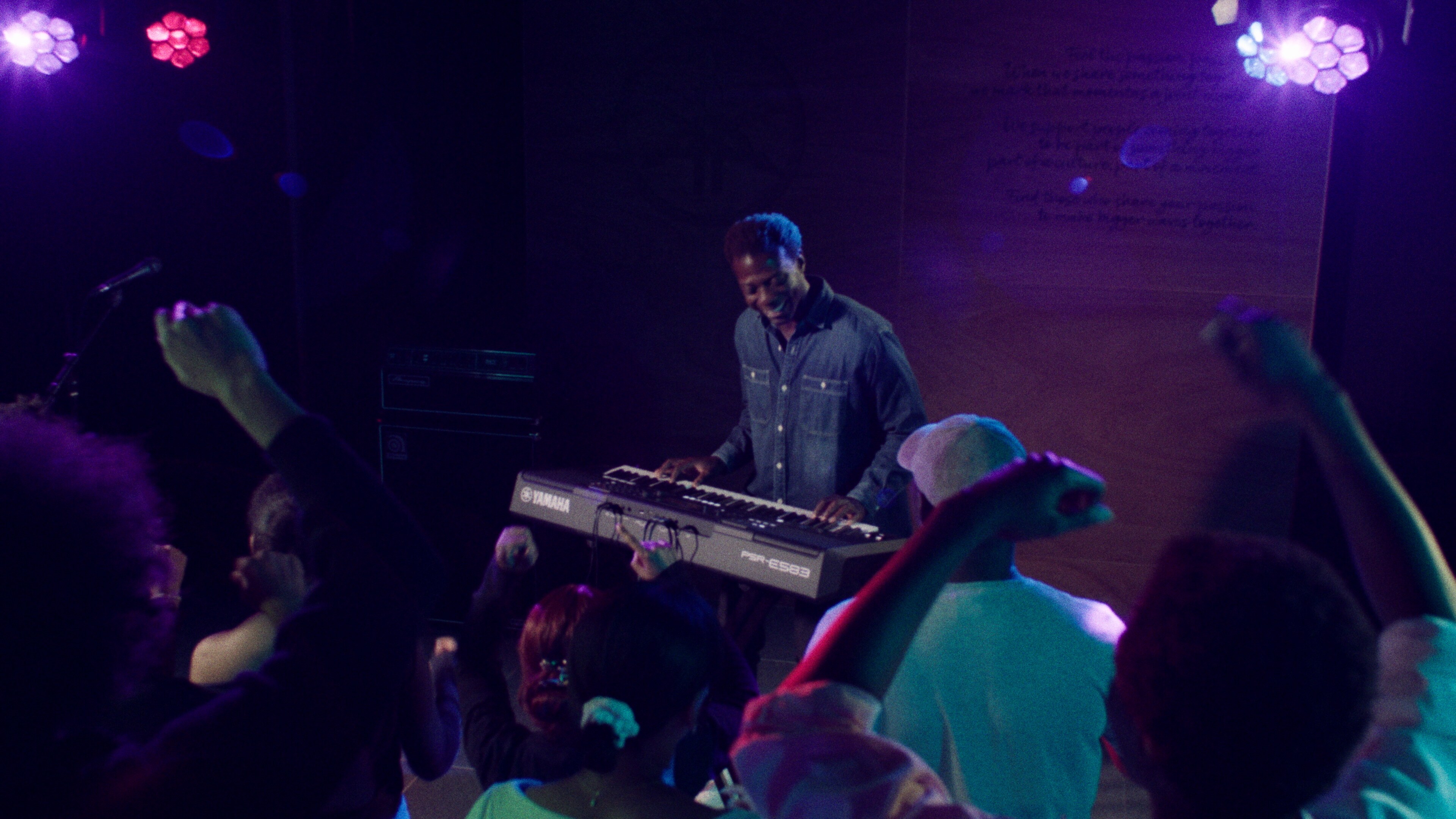 Pessoa a tocar o teclado portátil Yamaha PSR-E583 com auscultadores