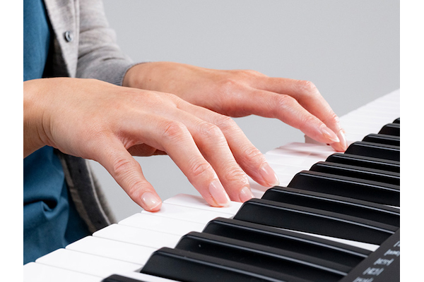A person playing accompaniment on the PSR-E283