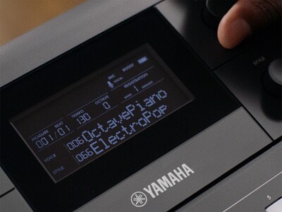 Imagem de destaque do PSR-E483 (ecrã central)