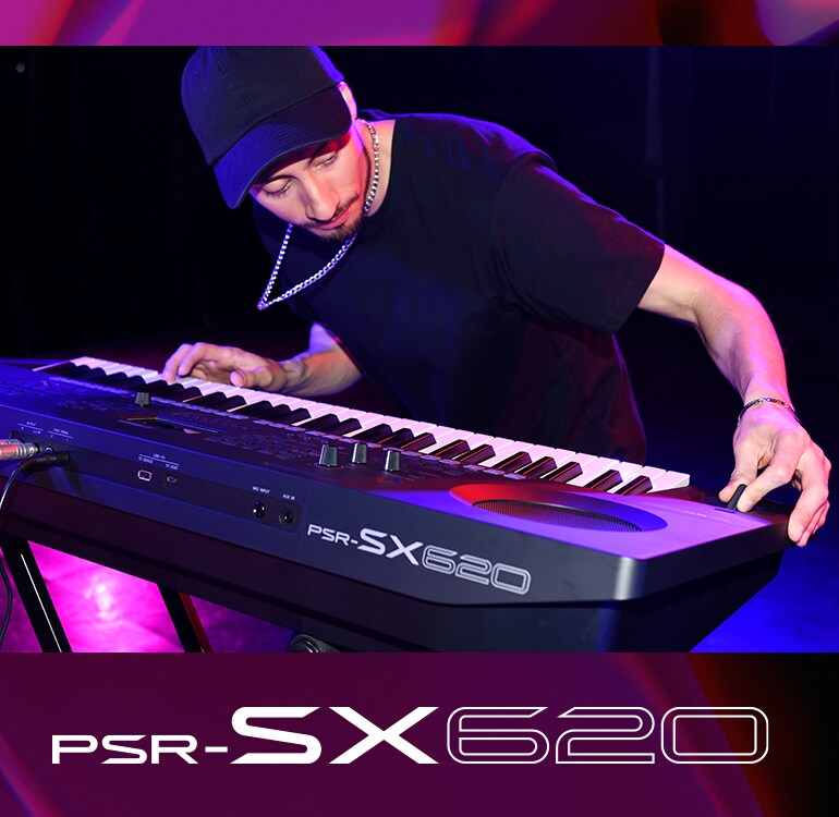 Músico a tocar um teclado PSR-SX620 em palco.