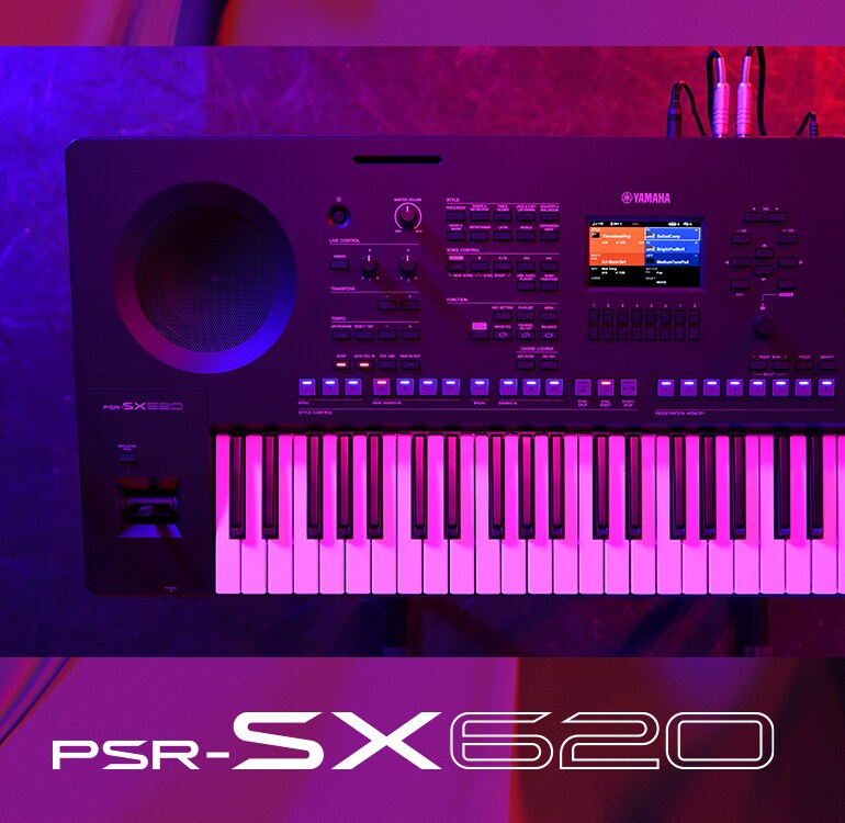 Vista superior de um teclado PSR-SX620 sob iluminação de palco.