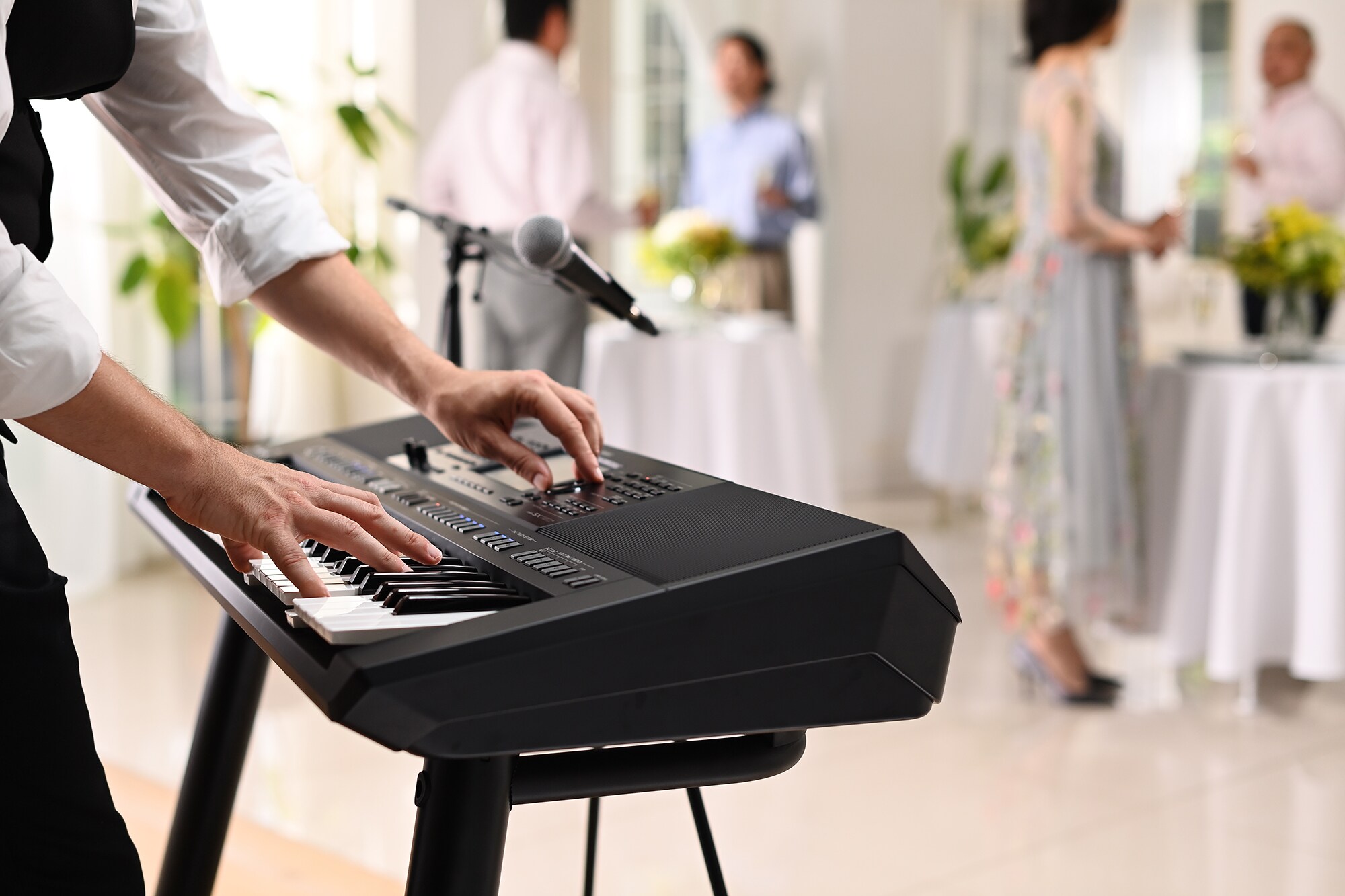 Yamaha Arranger Workstation PSR-SX720+ a ser tocado num espaço de eventos
