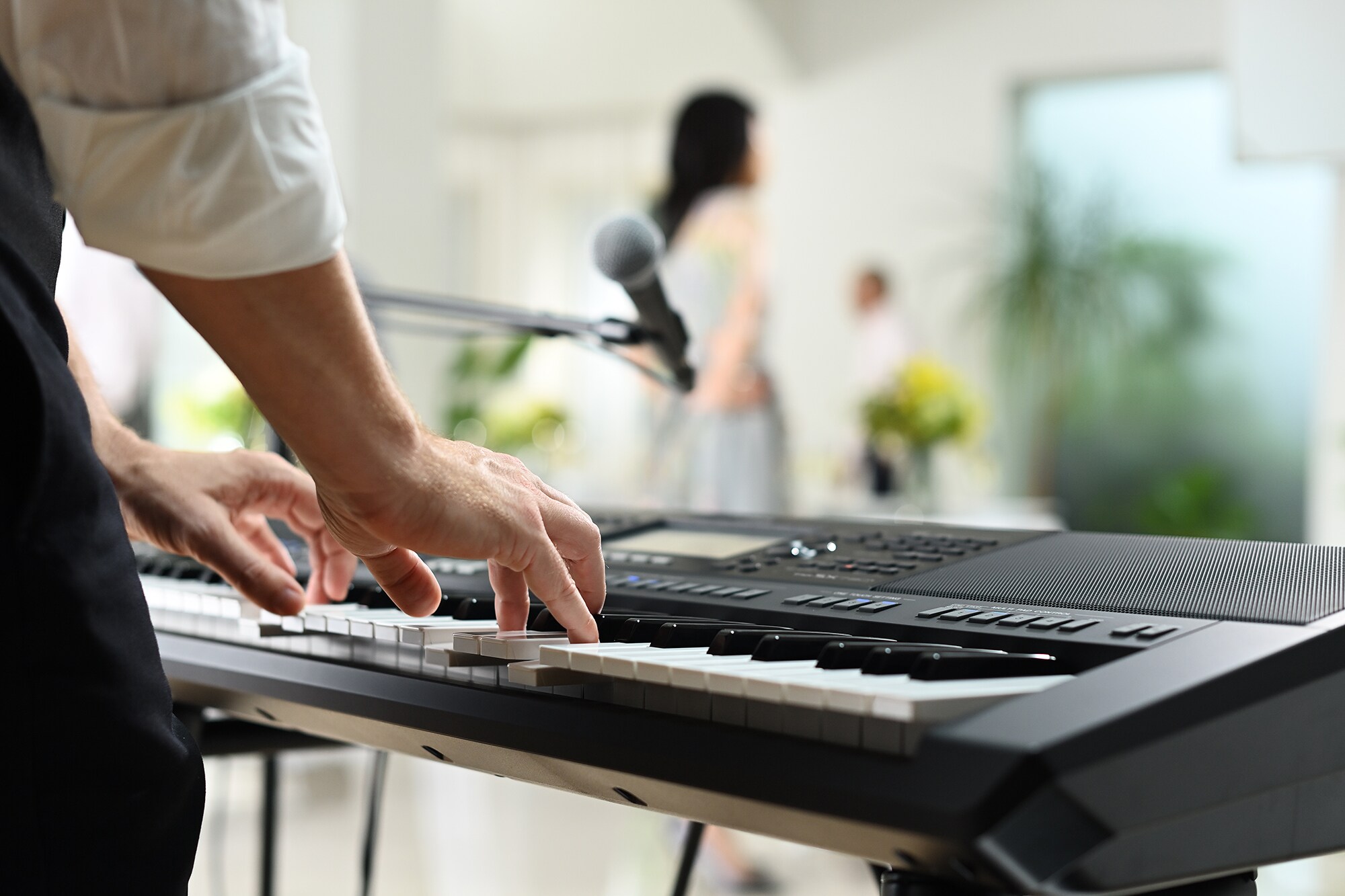 Yamaha Arranger Workstation PSR-SX720+ a ser tocado num espaço de eventos