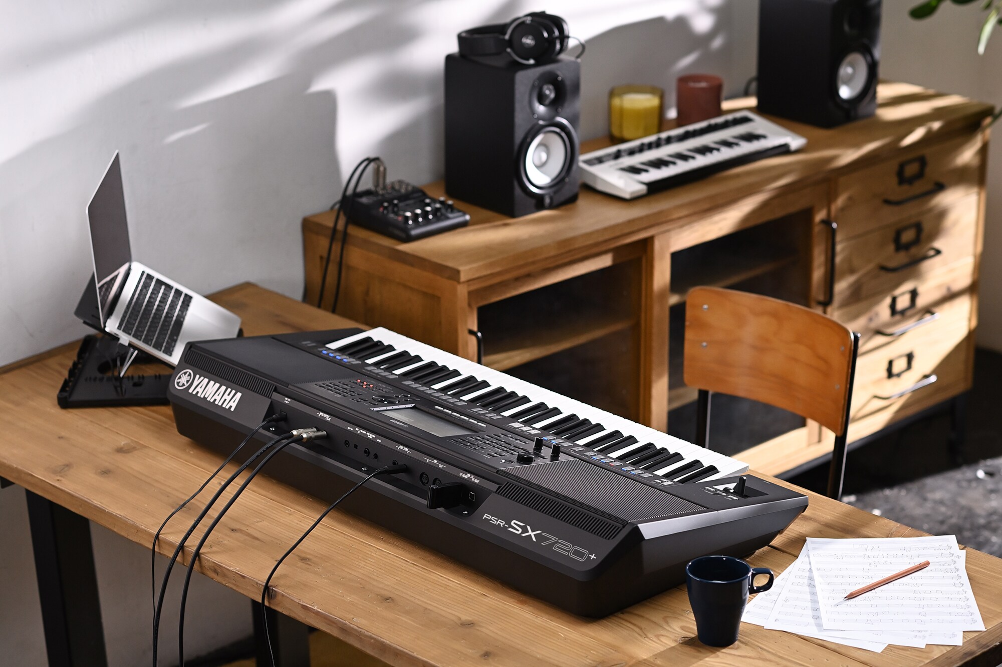 Yamaha Arranger Workstation PSR-SX720+ sobre uma mesa