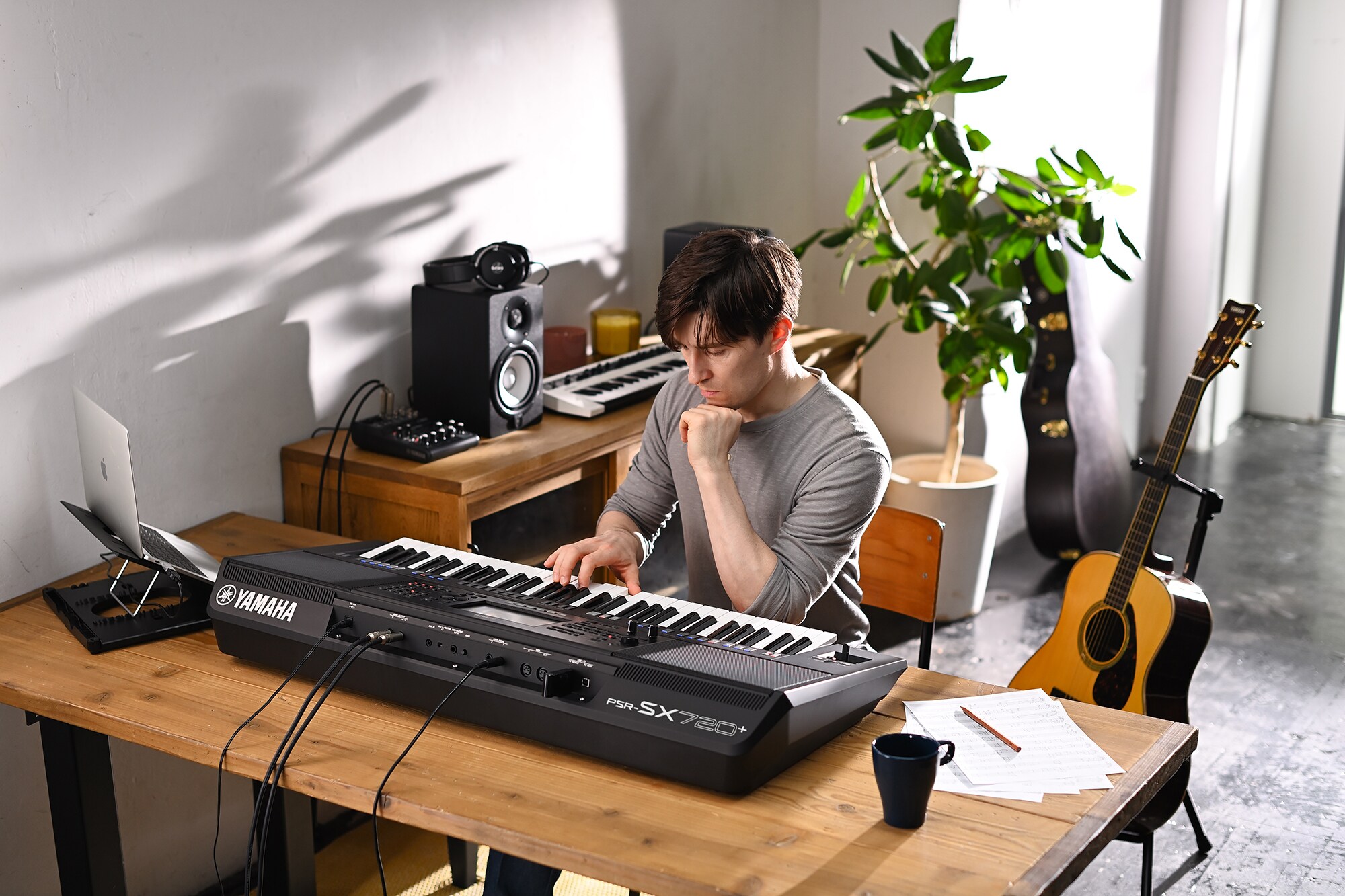 Fotografia de uma pessoa a tocar o Yamaha Arranger Workstation PSR-SX720+