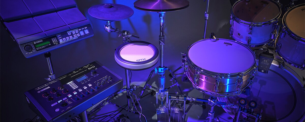 Fotografia de uma configuração híbrida de bateria, combinando bateria acústica e eletrónica