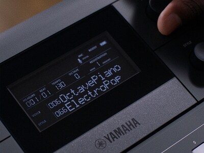 Imagem de destaque do PSR-E583 (ecrã central)