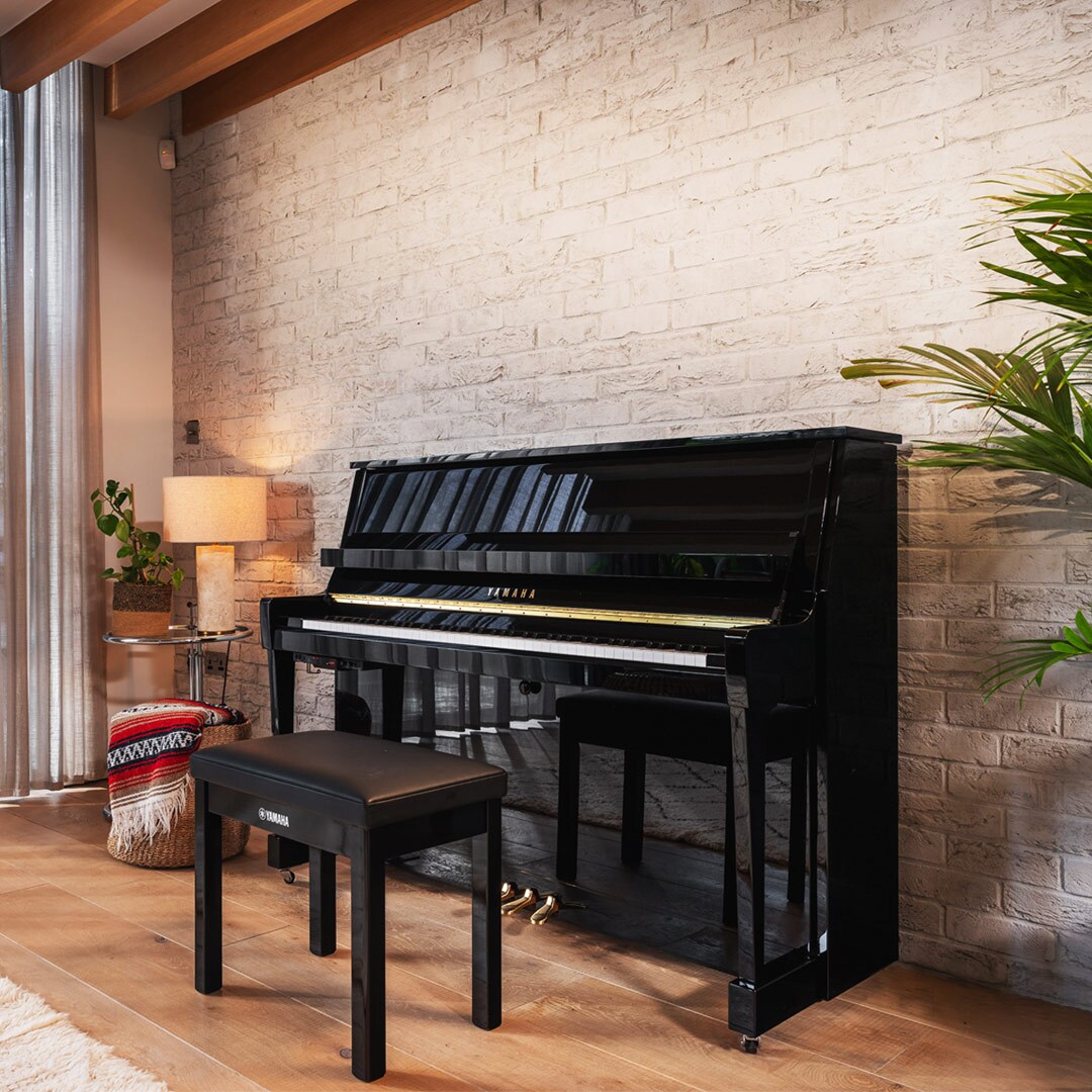 O piano vertical B20 colocado na sala de estar