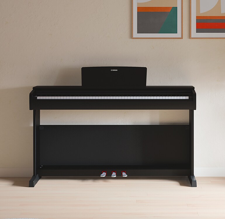 Uma sala de estar com um piano ARIUS em preto, plantas de interior e um sofá, integrado harmoniosamente no espaço