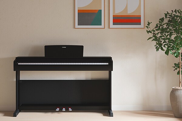 Um piano ARIUS integrado naturalmente numa sala de estar
