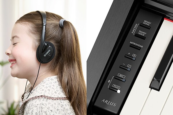 A tocar num piano ARIUS com auscultadores, e uma imagem do painel de controlo