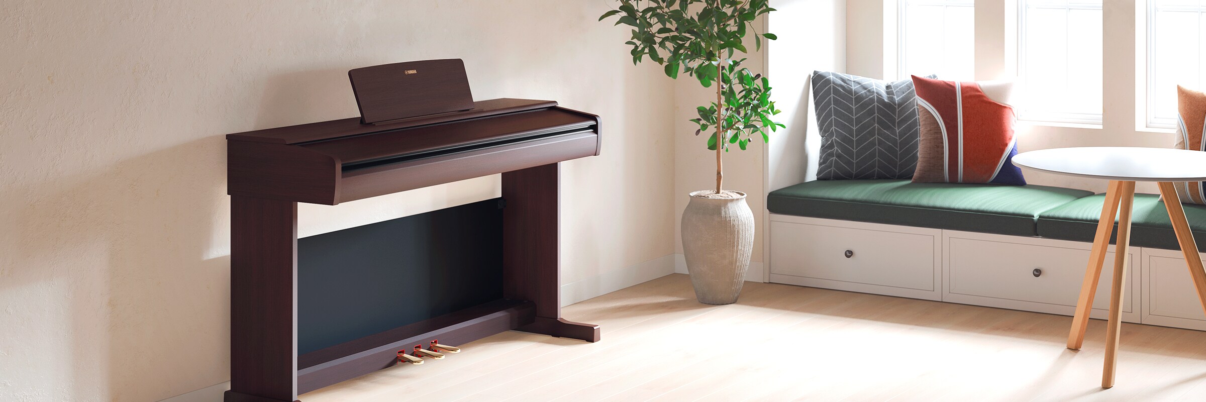Um piano ARIUS numa sala de estar, com a tampa fechada e integrado naturalmente na decoração