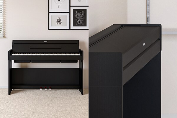 Um piano ARIUS integrado na decoração da sala de estar, com destaque para o design fino e compacto proporcionado pela tampa fechada