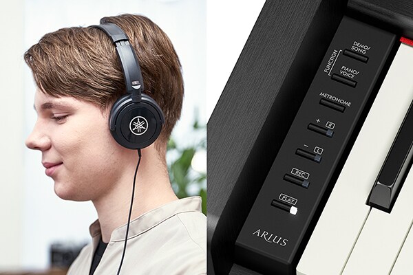 A tocar num piano ARIUS com auscultadores, e uma imagem do painel de controlo