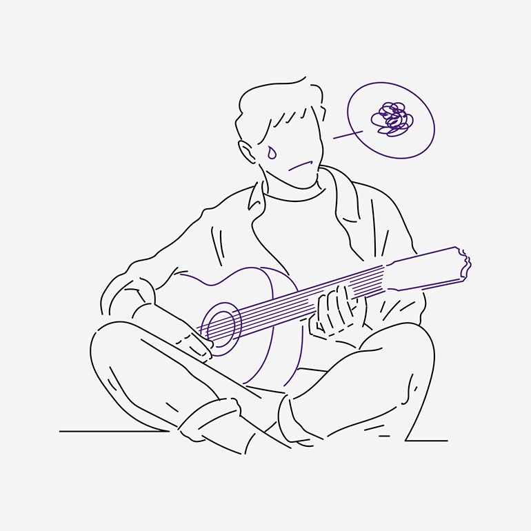 Um homem com dificuldades a praticar guitarra