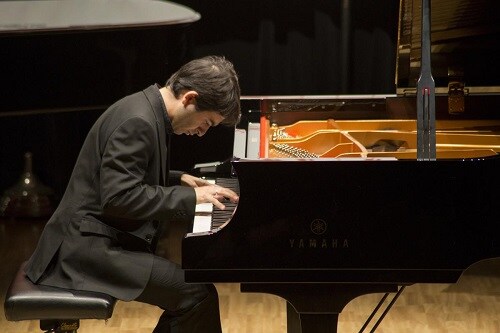 Luka Okros durante o concurso