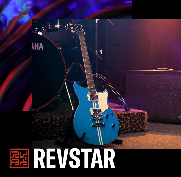 Guitarra elétrica Revstar Professional “RSP20 SWB” colocada à frente de um conjunto de bateria Yamaha