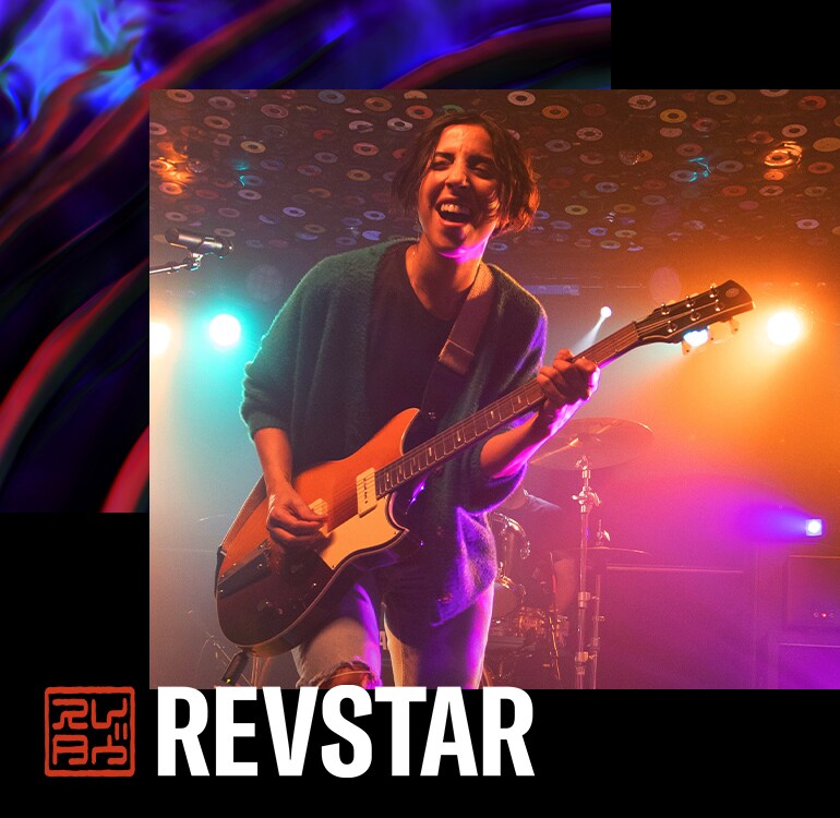 Dois músicos a tocar guitarras elétricas da série Revstar num palco ao vivo
