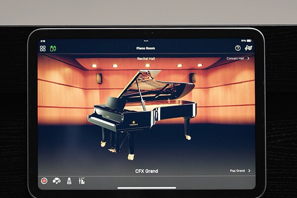 A aplicação Smart Pianist apresentada no ecrã de um tablet